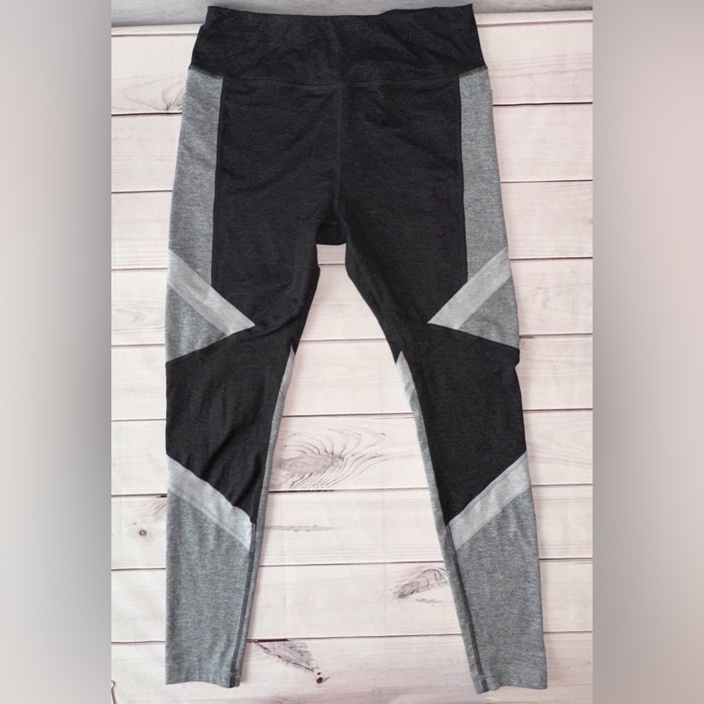 AVIA Women's Size Medium Leggings Pockets Gym Walking Running Casual workout
